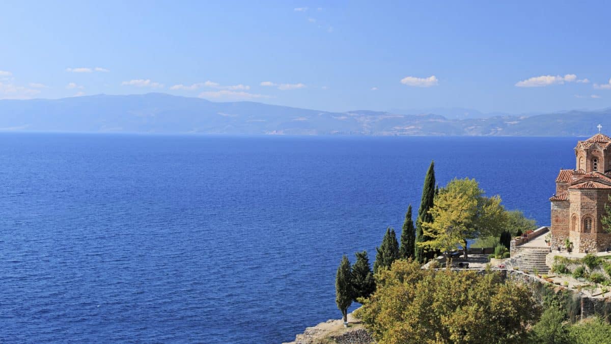 Het meer van Ohrid en de St. Jovan Kaneo kerk in Macedonië
