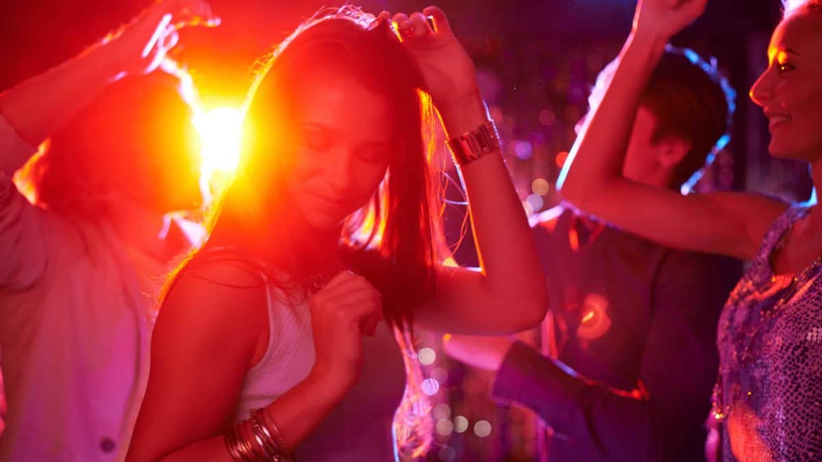 Vrouwen dansen in een discotheek