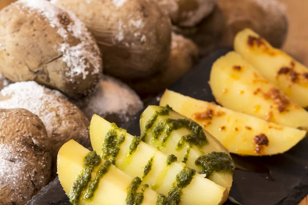 Gezoute aardappelen met groene en rode mojo saus