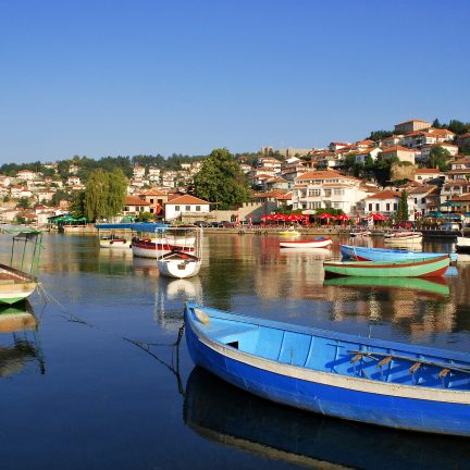 boten huizen meer van ohrid macedonie Vissersbootjes op het meer van Ohrid, Macedonië