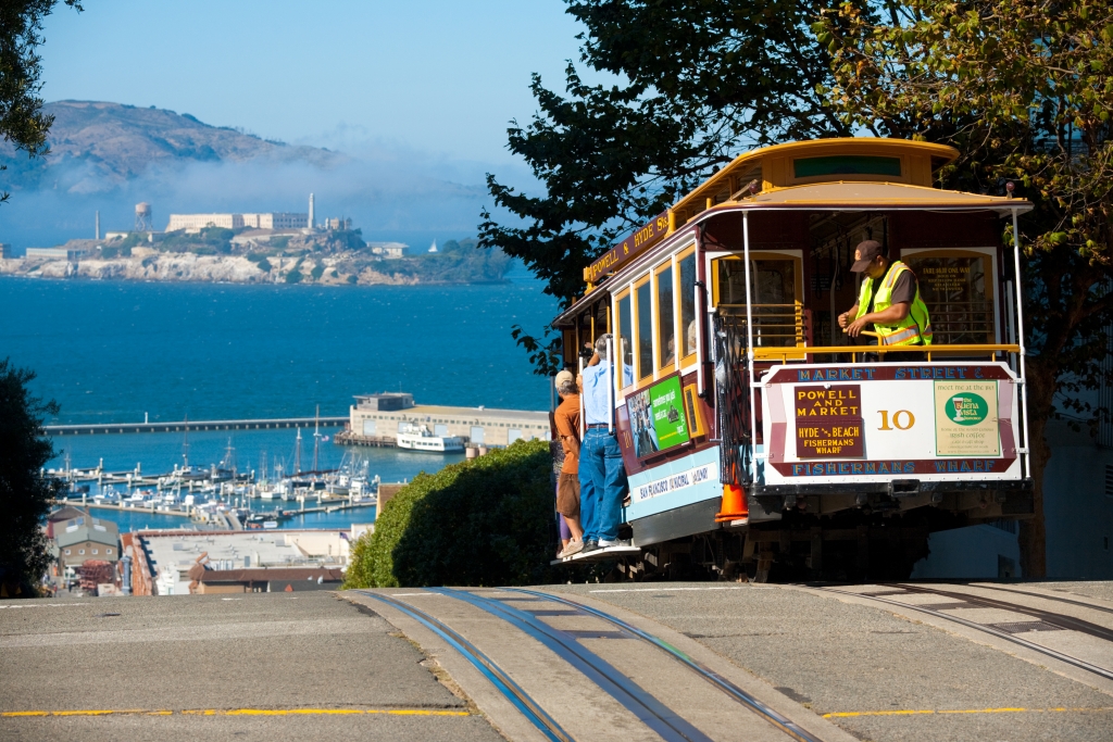 Een Cable Car met in de verte Alcatraz in San Francisco, Verenigde Staten