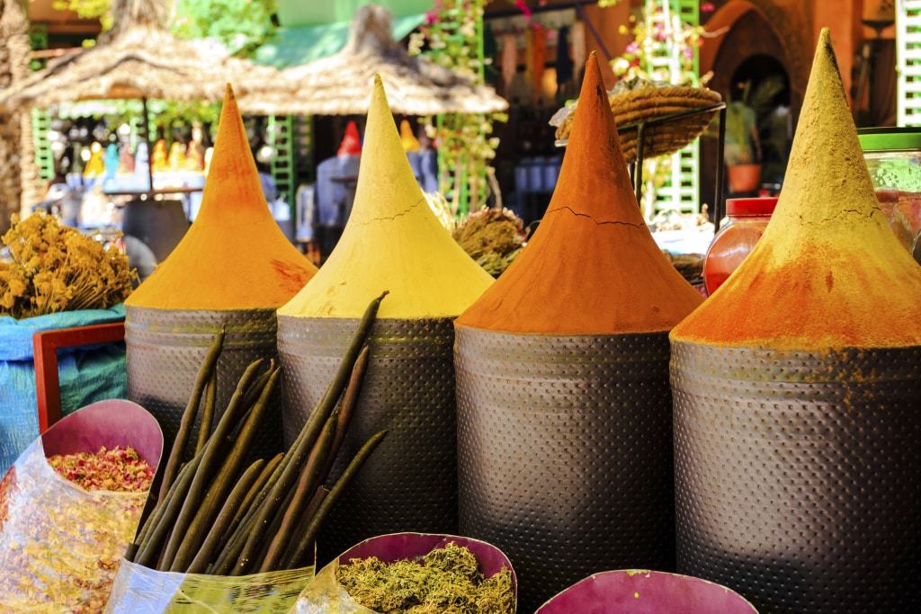 Marokkaanse kruiden op een markt in Marrakech, Marokko
