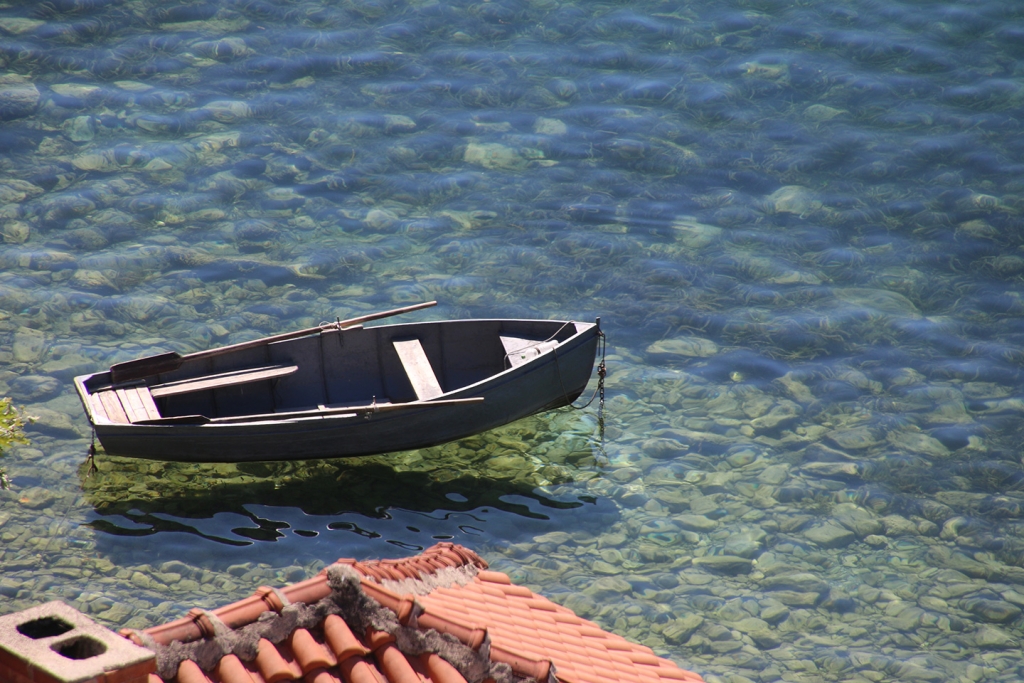 Dobberende boot in het meer van Ohrid, Macedonië