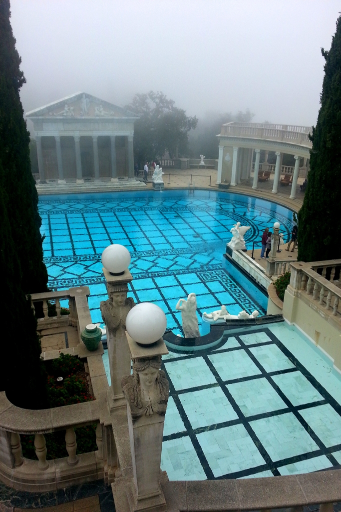 Mist bij het zwembad van Hearst Castle in de Verenigde Staten