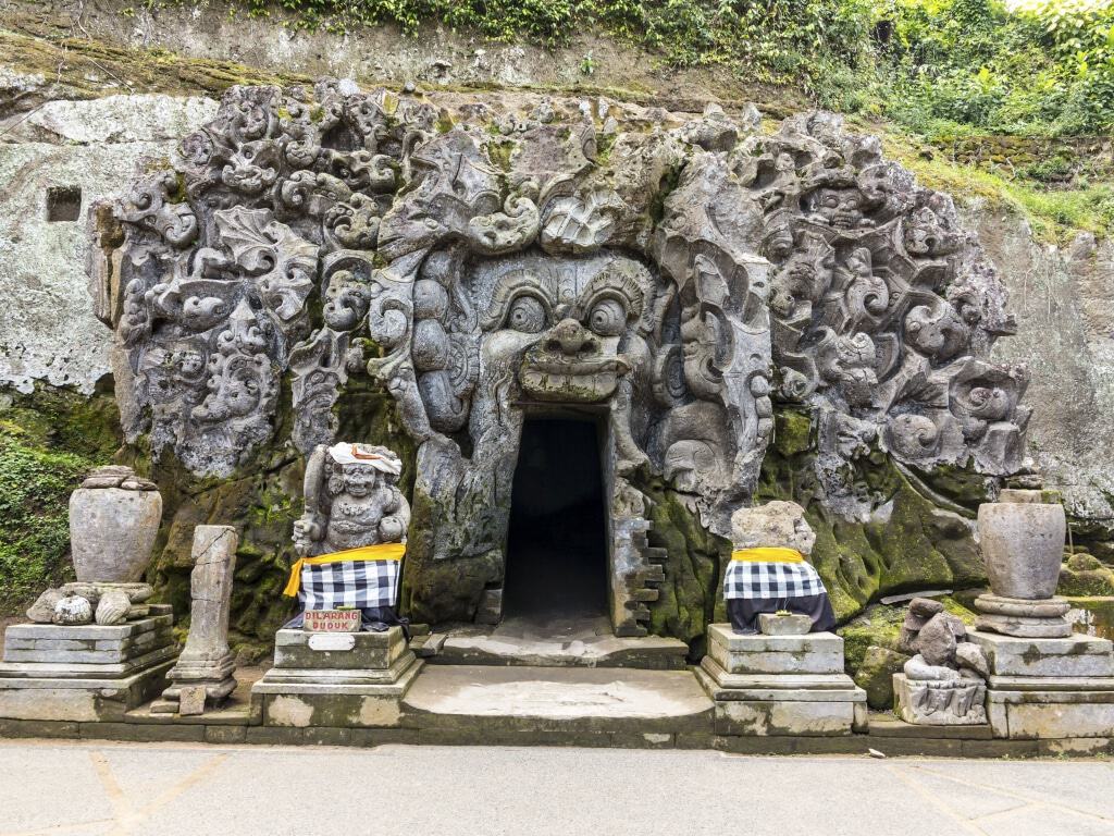 Ingang van de tempel van Goa Gajah op Bali, Indonesië