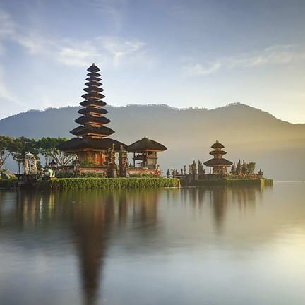 Tempel van Ulun Danu in het Bratanmeer op Bali, Indonesië