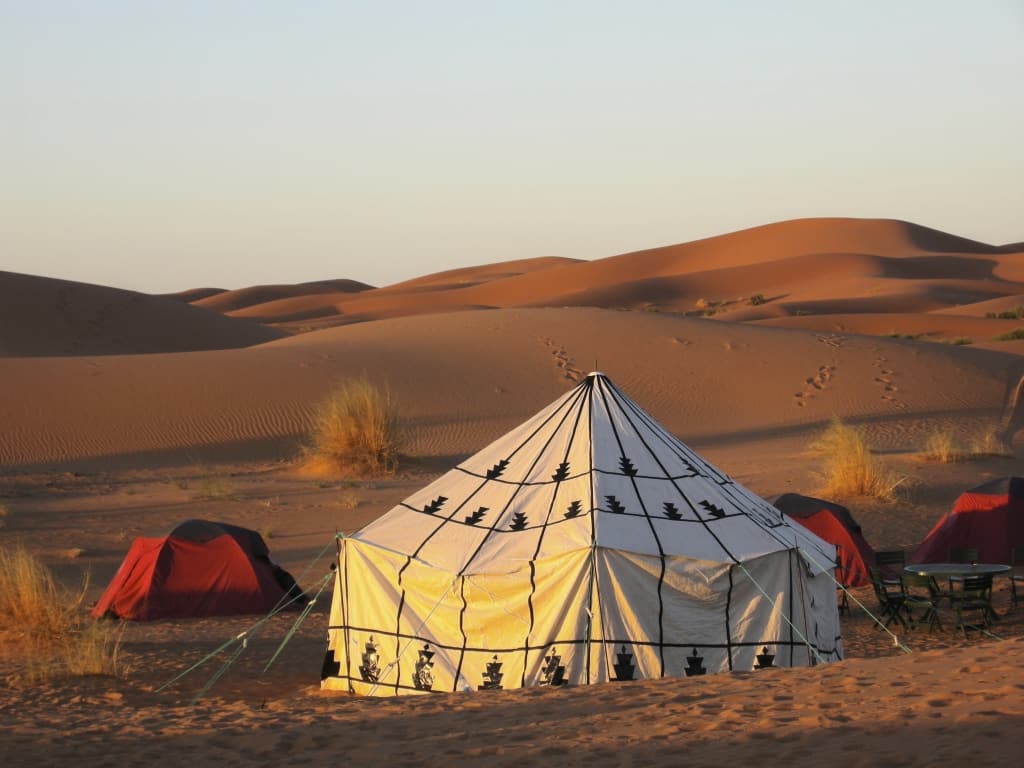 Een tent van de bedoeïen in de woestijn