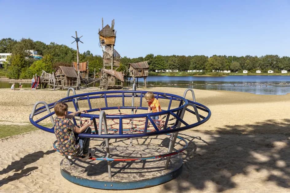 Waterplas en speeltuin van Roompot Vakantiepark Hunzedal