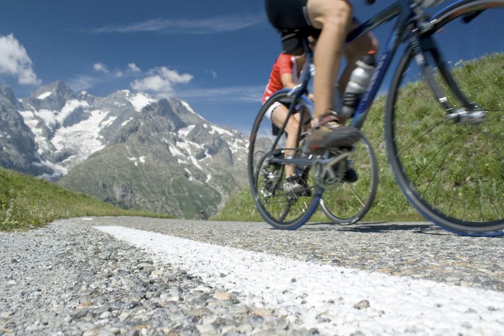 Wielrenners fietsen over de weg in de bergen
