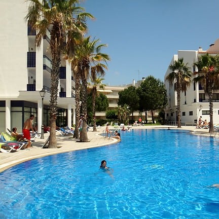 Appartementen en zwembad van Pins Platja in Cambrils, Costa Dorada, Spanje