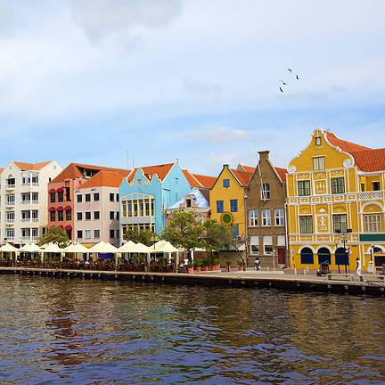 Gekleurde huizen in Willemstad, Curaçao
