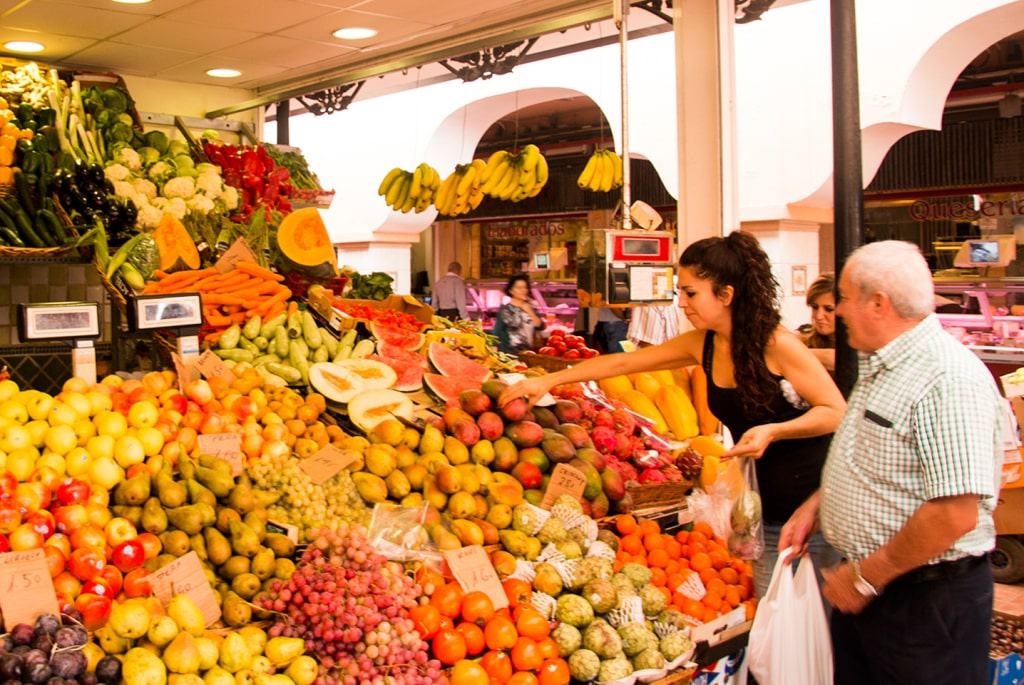 Man koopt fruit op de markt in Santa Cruz de Tenerife