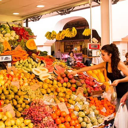 Man koopt fruit op de markt in Santa Cruz de Tenerife