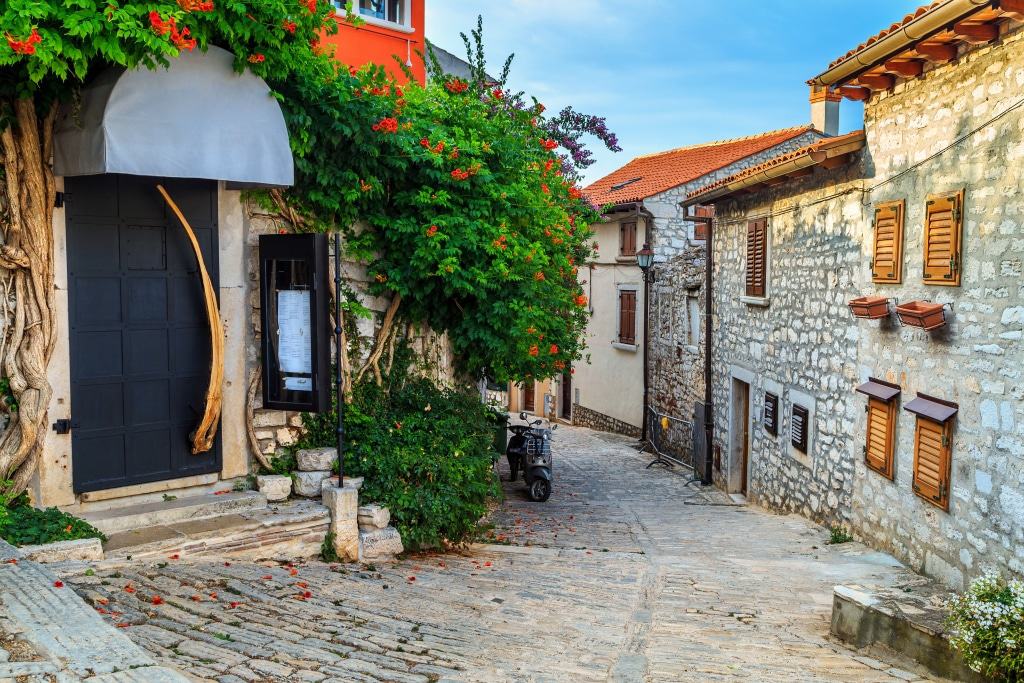 Middeleeuwse straat in Rovinj, Istrië, Kroatië