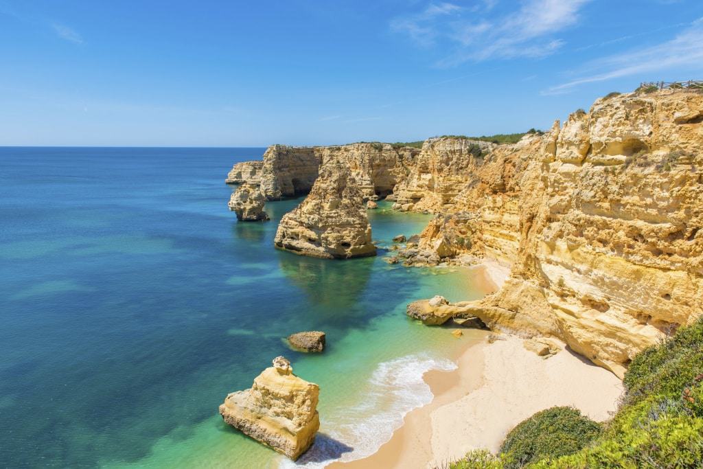 strand zee rotsen albufeira portugal