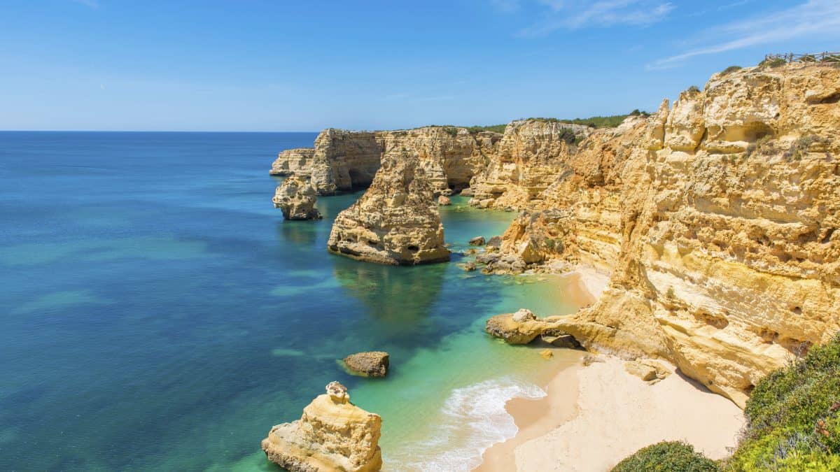 strand zee rotsen albufeira portugal