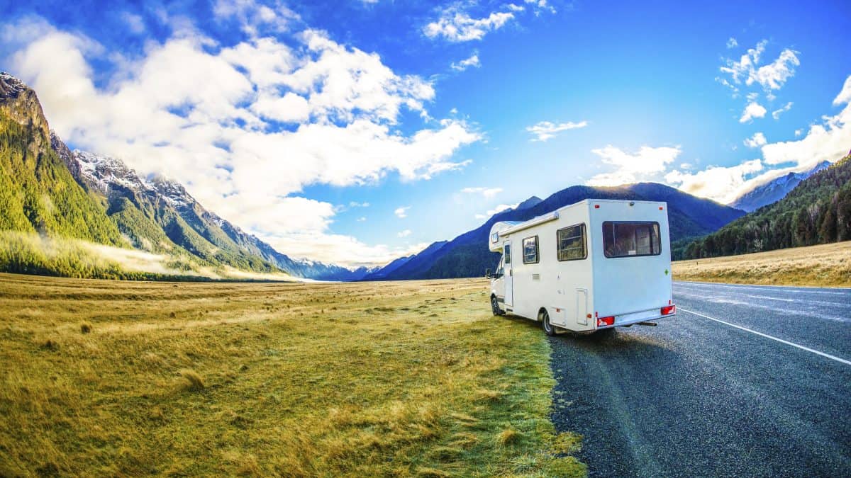 Uitzicht op de bergen met een camper op de weg in Nieuw-Zeeland