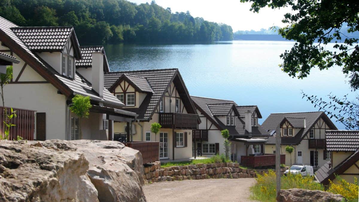 Uitzicht over het meer en de huisjes in Eifelpark Kronenburger See, Duitsland