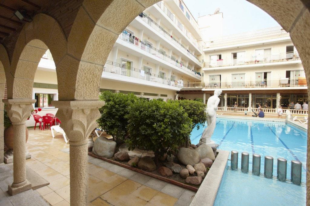 Zwembad in het hotel Sorra d’Or in Malgrat de Mar, Spanje