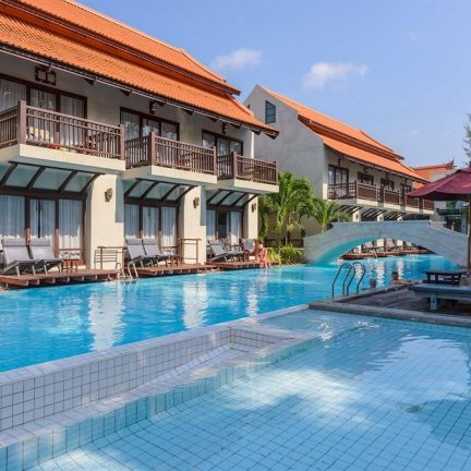 Zwembad en huisjes van Khao Lak Oriental Resort in Khao Lak, Thailand