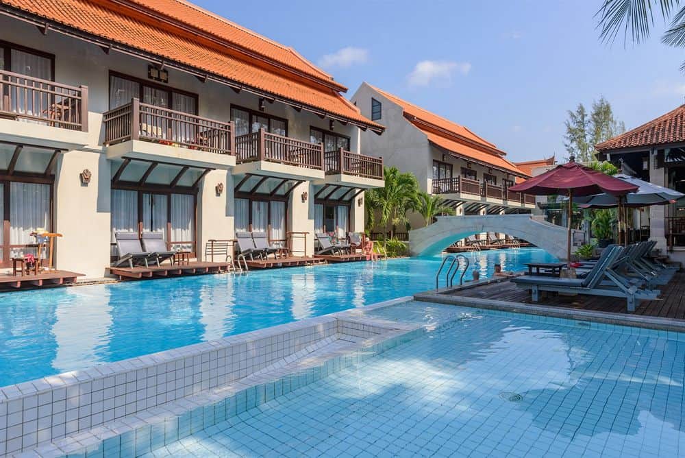 Zwembad en huisjes van Khao Lak Oriental Resort in Khao Lak, Thailand