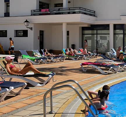 Zwembad van Pins Platja in Cambrils, Costa Dorada, Spanje