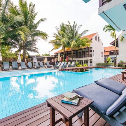 Zwembad en strandbedjes in Massage in Khao Lak Oriental Resort in Khao Lak, Thailand
