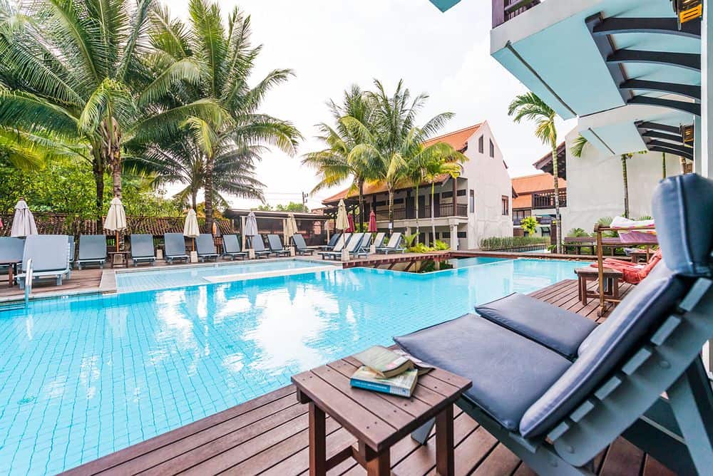 Zwembad en strandbedjes in Massage in Khao Lak Oriental Resort in Khao Lak, Thailand