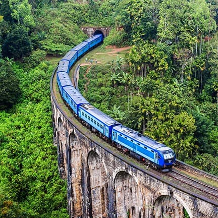 Trein op een brug in Sri Lanka