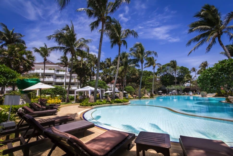 Zwembad van Thavorn Palm Beach Resort in Phuket, Thailand