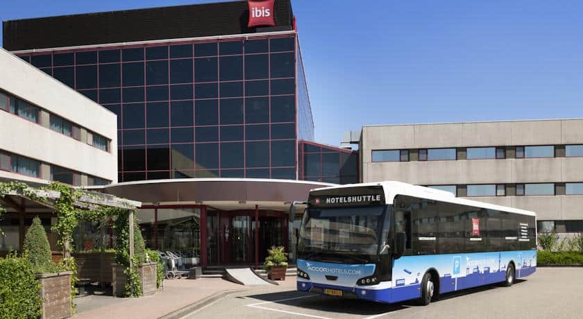 Bus voor het Ibis hotel op Amsterdam Schiphol