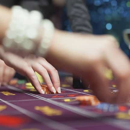 Mensen spelen in het casino