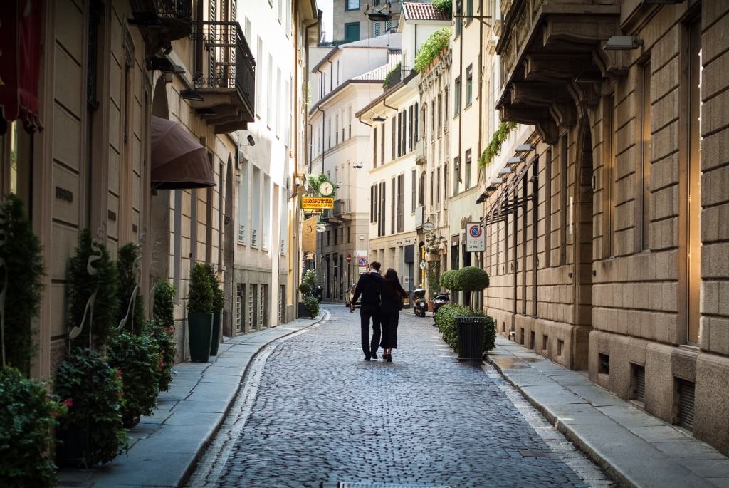 Stelletje in straat in Milaan, Italië
