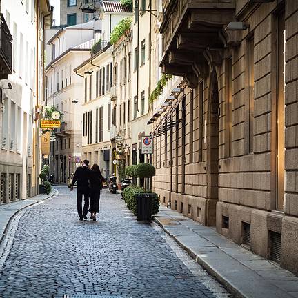 Stelletje in straat in Milaan, Italië