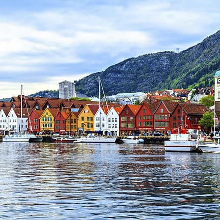 Gekleurde huisjes aan het water in Bergen, Noorwegen