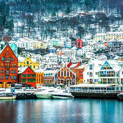 Huisjes in de sneeuw in Bergen, Noorwegen