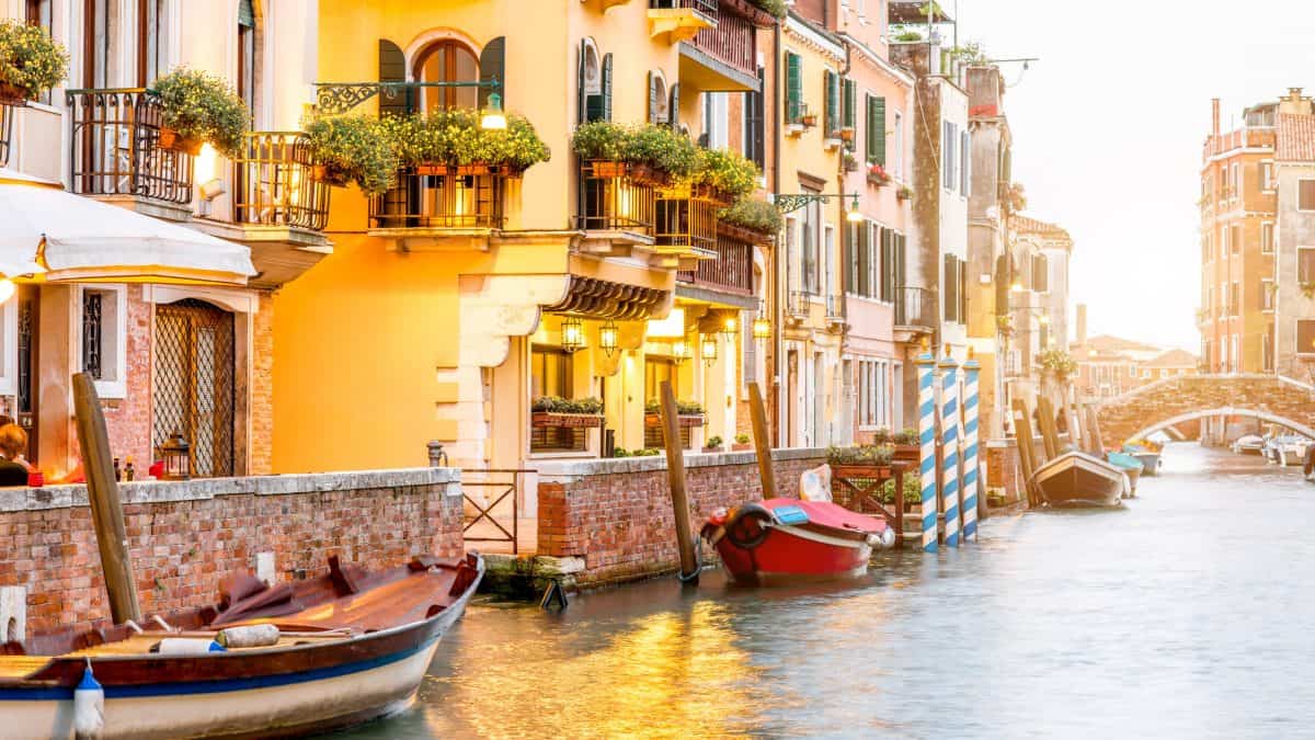 huizen gondels kanaal venetie italie