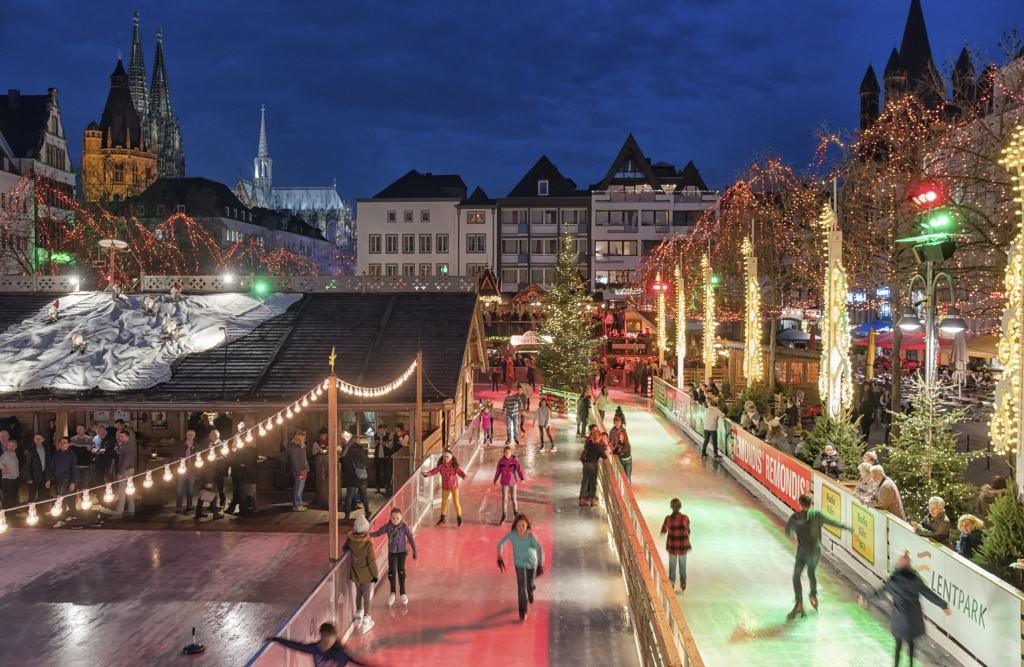 IJsbaan en kerstmarkt in Keulen, Duitsland