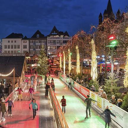 IJsbaan en kerstmarkt in Keulen, Duitsland