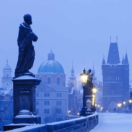 Karelsbrug met sneeuw in Praag, Tsjechië