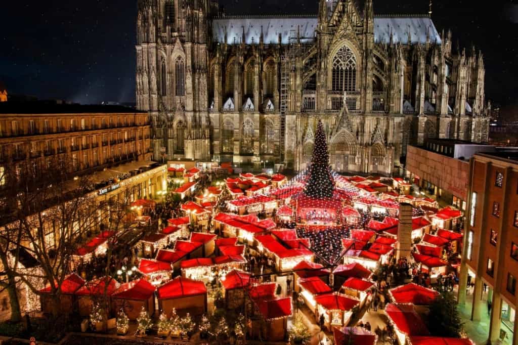 Verlichte kathedraal en kerstmarkt in Keulen, Duitsland
