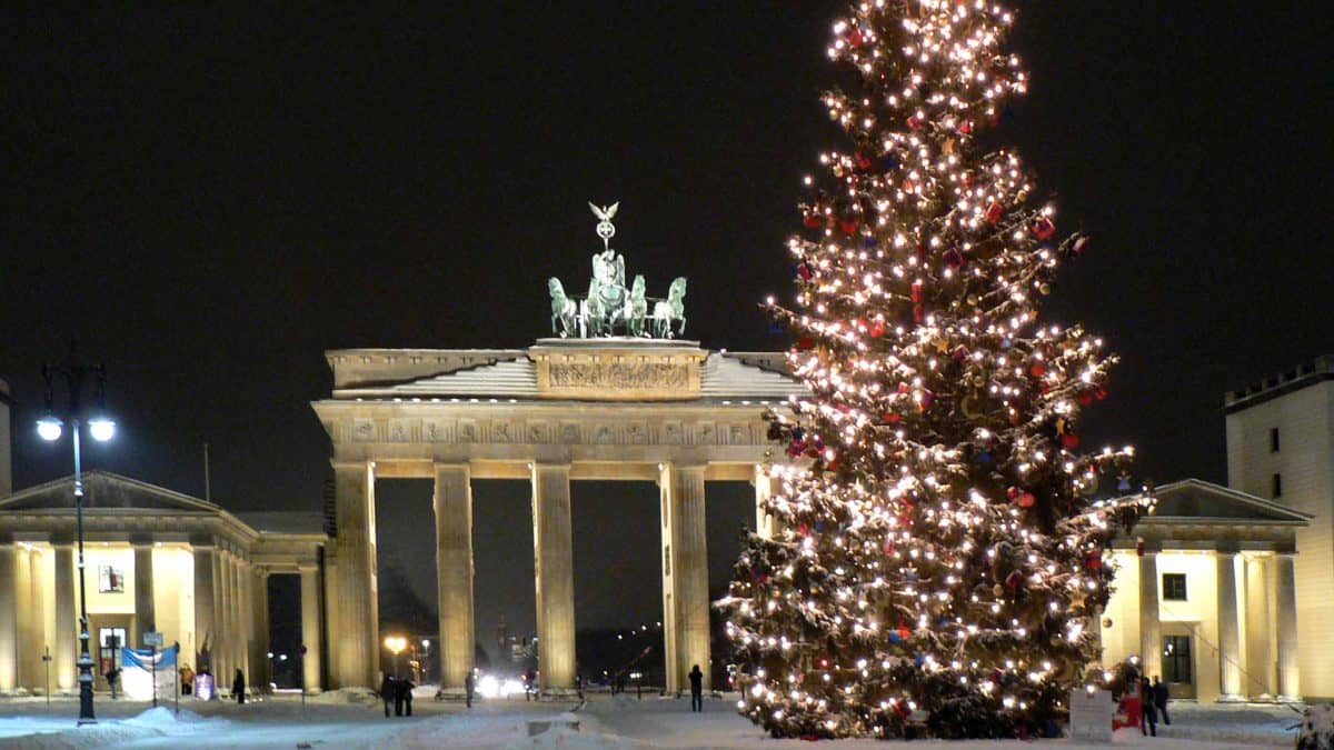 Kerstboom bij de Brandenburger Tor in Berlijn, Duitsland