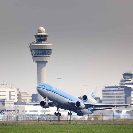 KLM vliegtuig vertrekt op Amsterdam Schiphol