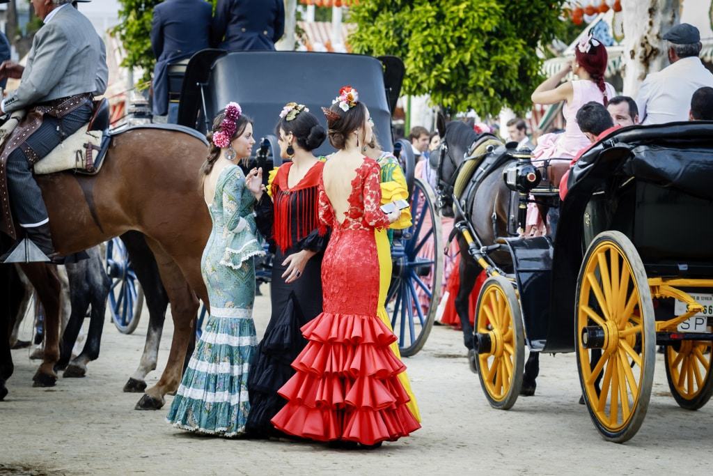 Koetsen en vrouwen in Flamenco kleding in Sevilla, Spanje