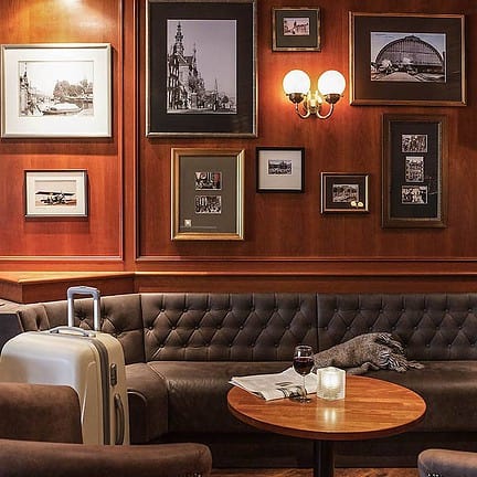 Lounge van Ibis hotel op Amsterdam Schiphol