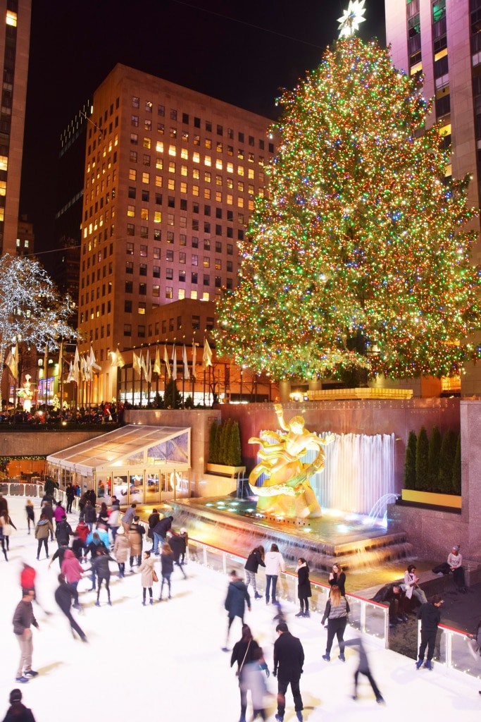 Schaatsbaan met kerstboom in New York, Amerika