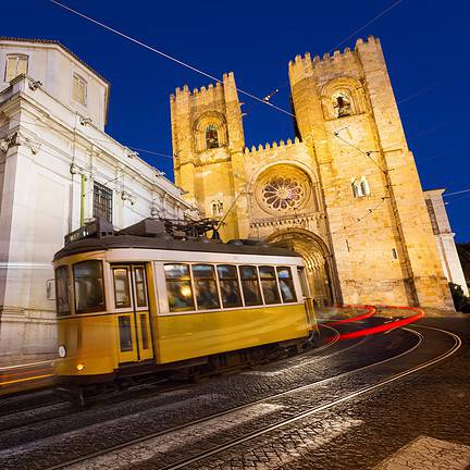 Tram in de avond in Lissabon, Portugal