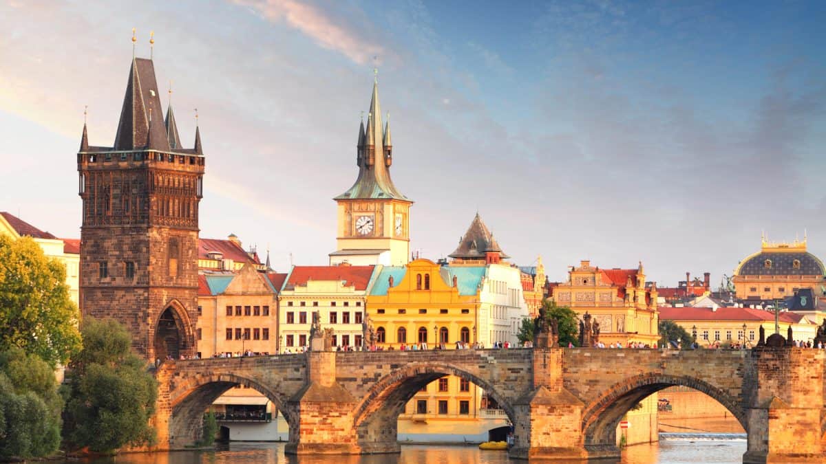 Uitzicht op de Karelsbrug in Praag, Tsjechië