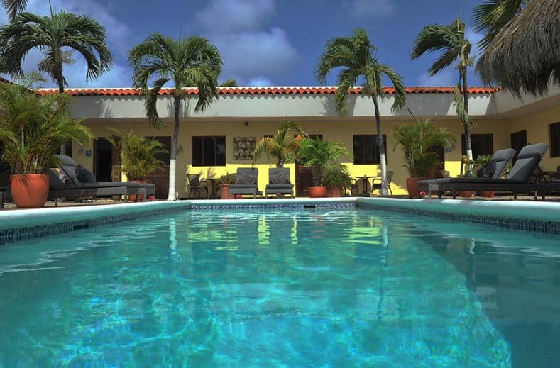 Zwembad van Arubiana Inn hotel, Aruba