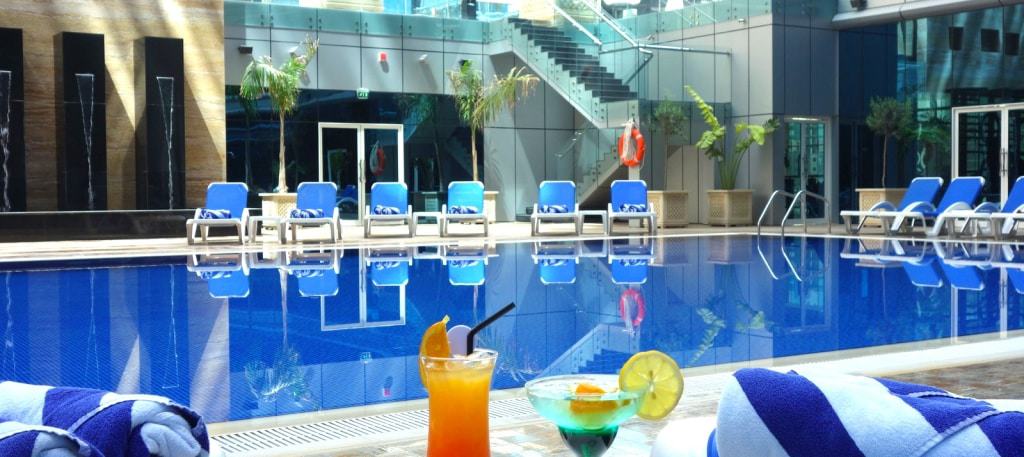 Cocktails bij het zwembad van Ghaya Grand Hotel in Dubai
